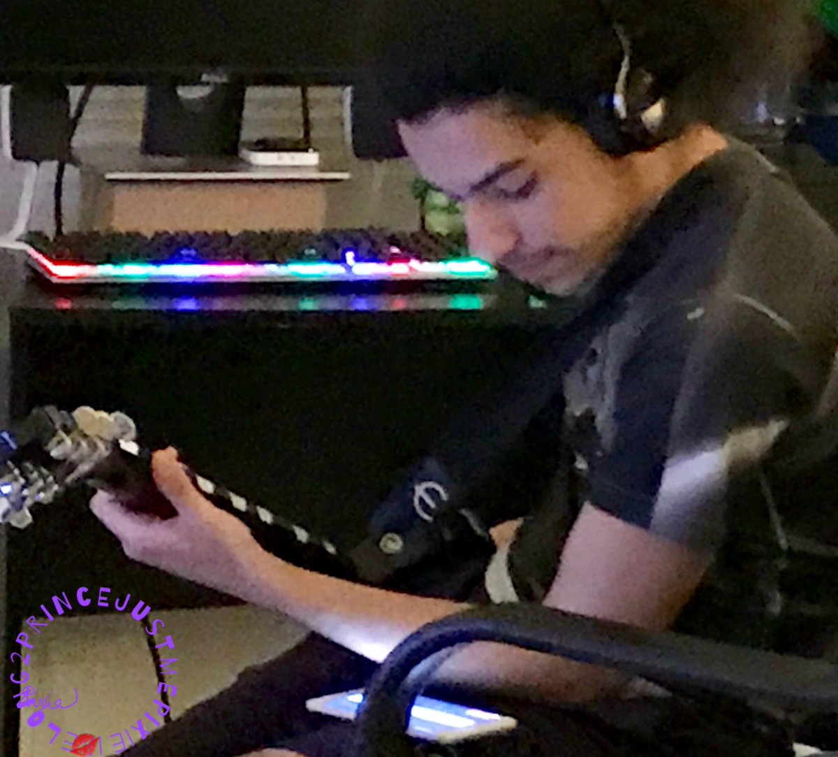 JustMePixie's tweet photo. Saturday night always a good time 4 a jam session ๐ธ
#EyeLikeFunkyMusic
#ChibiFunk
#2SunsAndABlackMoonDaughter ๐โ๏ธโ๏ธ๐ธ https://t.co/e858T47seX
