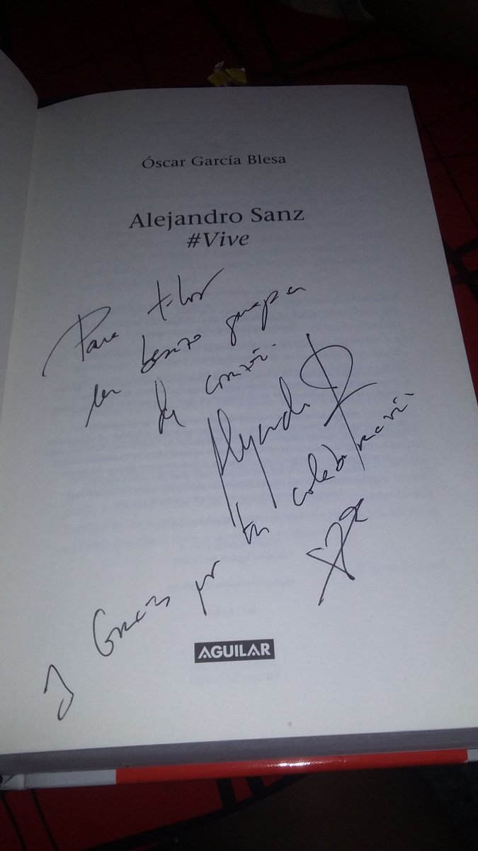 FlorsisTw's tweet photo. @AlejandroSanz Gracias mi alee alegraste el.dia se sanz valentin 😂😍 ese bello dia me llegó tu libro y tu dedicatoria #PorEva salud !! https://t.co/DA1wsNIuT6