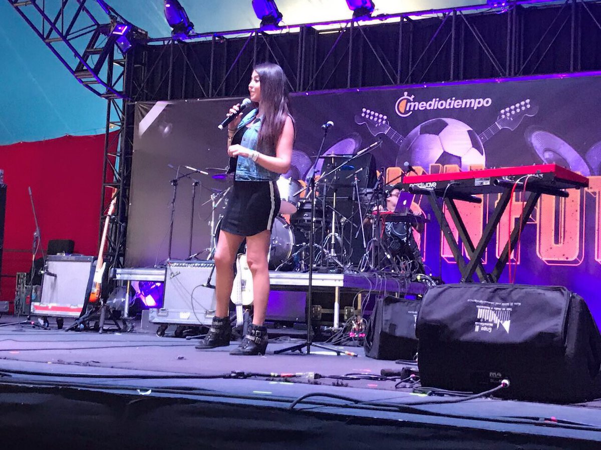 marianazac's tweet photo. Gran día de #RockNFut gracias a todos los que nos acompañaron! 🎤🎸⚽️👏🏼👏🏼👏🏼 #Vamovamo https://t.co/GkvK7d1iZP