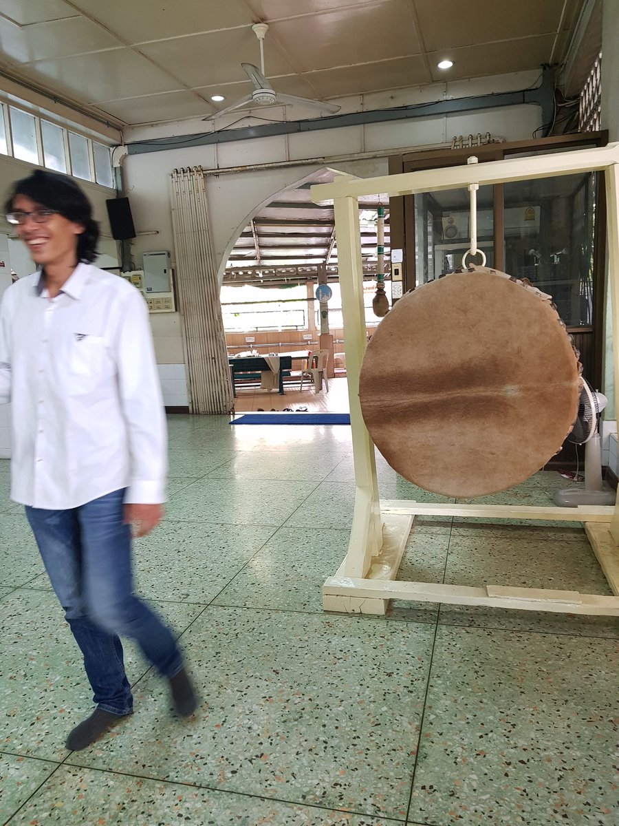 Masjid Jawa di Bangkok. Dibangun th 1905 oleh orang2 Jawa yg menetap di dekat sungai Chaopraya. Kental dg kultur Jawa, termasuk bagaimana mereka berpakaian dg sarung, batik, &amp; peci.