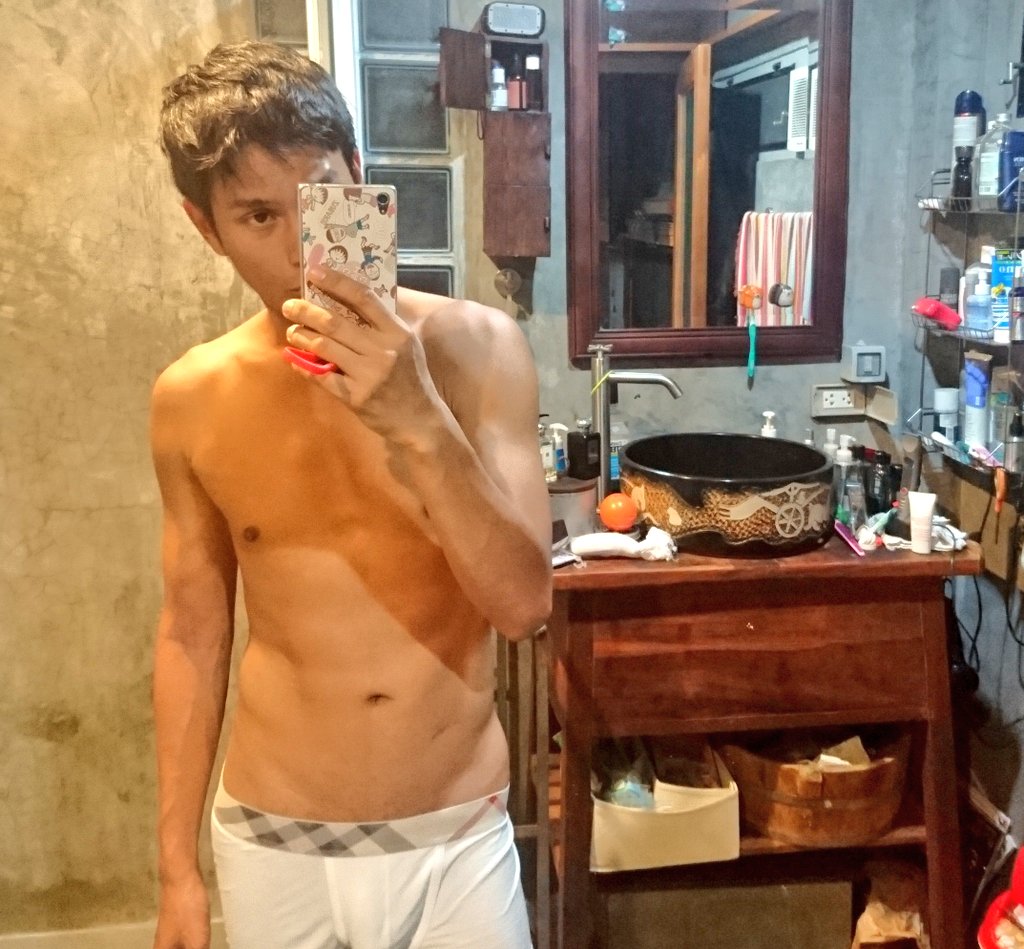 Obojama's tweet photo. เมื่อผู้กำกับ​บอกว่า​ "ฉัน​ไม่​ต้องการ​กล้ามเนื้อล่ำๆ​ ไม่​ต้องการ​ 6 packs พิชป่วย​ พิชเป็​น​มะเร็ง​ขั้นสุดท้าย" สภาพโอ​ตอนที่​ลดน้ำหนัก​เพื่อ​เป็น​พิช​ เป็น​ช่วงเวลา​ที่​ยากลำบาก​มาก​จริงๆ​ครับ​ 8​ กก​ ที่​หาย​ไป​ 😫 #มะลิลา https://t.co/8CBsmRnAkT