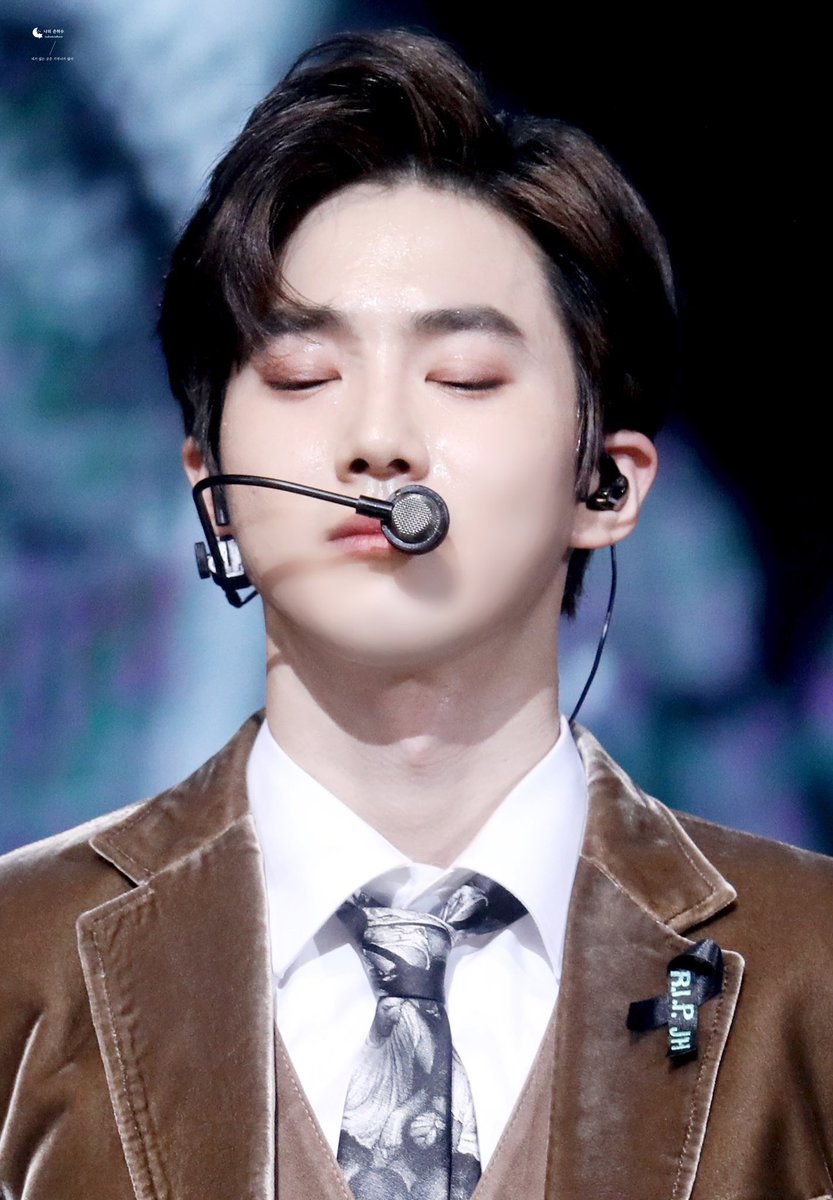 EXOfanbase_Int's tweet photo. How many RTs + Reply will SUHO get?

#EXOL #BestFanArmy #iHeartAwards @weareoneEXO #ExactTeam EXO DO https://t.co/OefbTqNlAZ