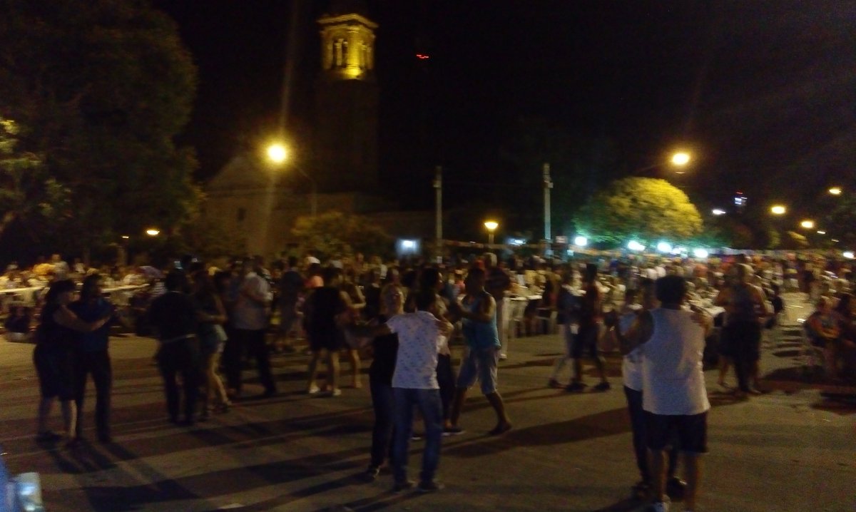 comuna_sme's tweet photo. El público presente en los #Carnavales2018 en la Plaza Independencia de San Martín de las Escobas https://t.co/BMpQAg9Smx