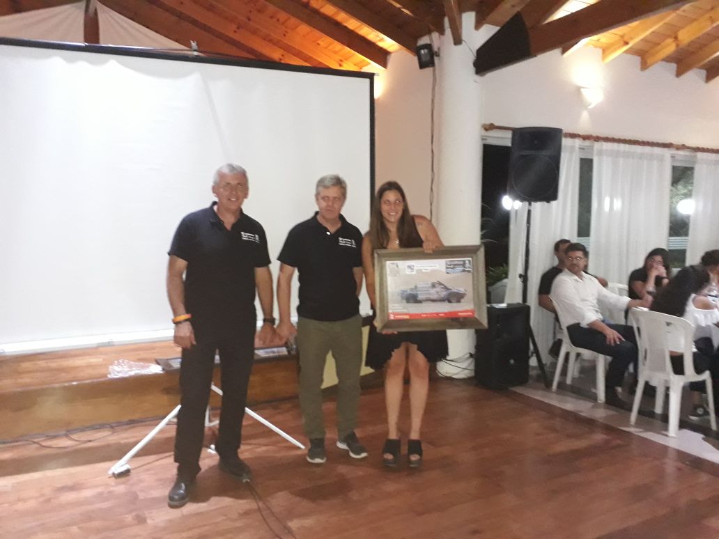 Y acá la entrega del reconocimiento a <a href="/RobertoNaivirt/">Roberto Naivirt</a> y equipo por parte de <a href="/luchyravina/">Luchy Ravina</a>, <a href="/fmartinezpilar/">Fabian Martinez</a> y Florencia Donatti. Emocionante la #NocheDakar #PilarTurismo <a href="/NicoDucote/">Nico Ducoté</a>