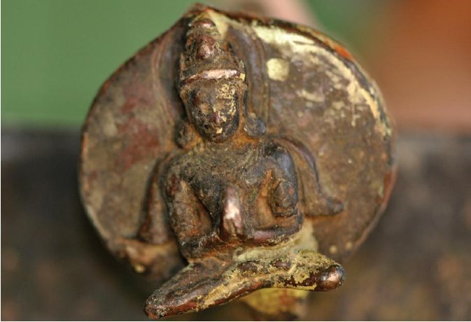 Moving towards Deccan - Yadavas and Shilahara adopted Garuda - mount of Sri Vishnu on their Royal seals. It was but natural that lord of Mahalakshmi was revered highly by these dynasties ruling over Maharashtra. :-)