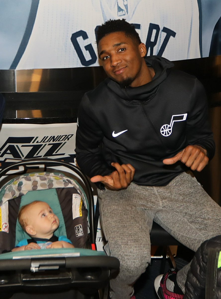 ShamoSays's tweet image. Baby recognized the awesomeness before he made it big #slamdunkchamp