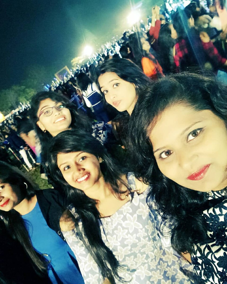 samyukta9589's tweet photo. #Samvid2018 😛😎✌💃
#Djmontz 😊😍😘😀
#shahidmallya 😎✌😍
Lots of Fun, Masti, Dance and Enjoyement😉😅😊with friends ✌😎😍😊😂😜 https://t.co/fHfFFNTXb4
