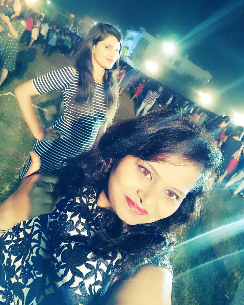 samyukta9589's tweet photo. #Samvid2018 😛😎✌💃
#Djmontz 😊😍😘😀
#shahidmallya 😎✌😍
Lots of Fun, Masti, Dance and Enjoyement😉😅😊with friends ✌😎😍😊😂😜 https://t.co/fHfFFNTXb4