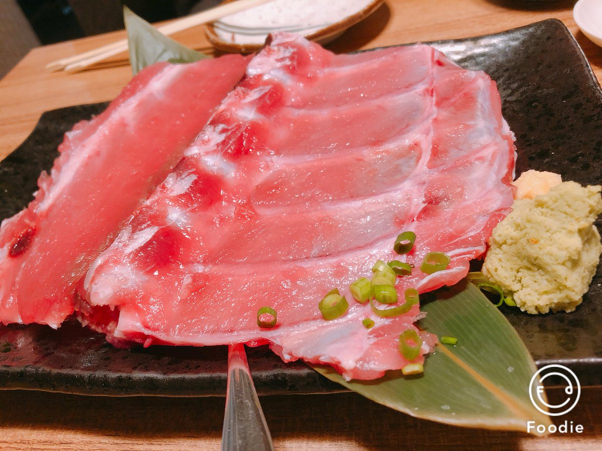 うめゆか 本マグロの中落ちをスプーン で ねぎ取り 骨付きの中落ちをそぎ取ることを ねぎる ねぎ取る と呼びます ながら食すっ めちゃ美味しいいいぃぃぃ 筋が透けるまでしっかりと 頂きました 本マグロ 中落ち 美味しい