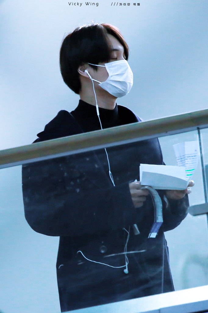 NI_Kai114's tweet photo. 종인시💛 &amp; 2114RT💝
180209 ICN //
3114RT ➡️ 180211 KAI Solo Video~
#iHeartAwards #BestFanArmy #EXOL @weareoneEXO https://t.co/gXaWqJ6YvU