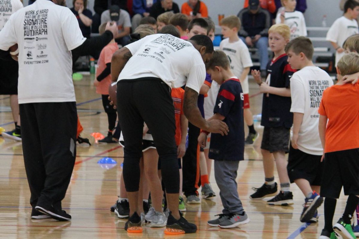 BabyRsLullaby's tweet photo. What does @deshaunwatson say when you ask him if youโll be a good QB:
R: He said โYes because you've got that swag."
K:That's pretty cool. What do you think about that?
R:That was so cool but I don't want to play QB. I like to hit people too much. ๐
#futureCB #defense https://t.co/5bI4zFZ6xn