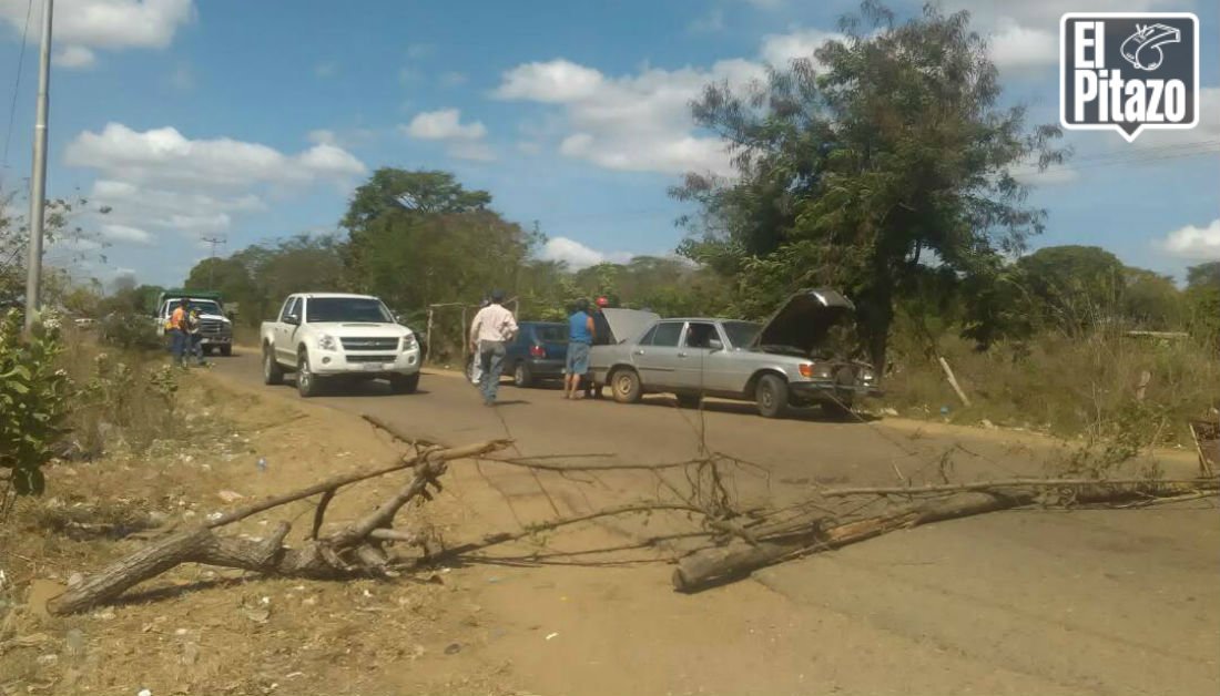 Trending_VE's tweet photo. Por falta de agua potable vecinos del Caserío Caro de la Negra trancaron carretera nacional https://t.co/M7UiMIT5pX https://t.co/MmlbTCaXG3