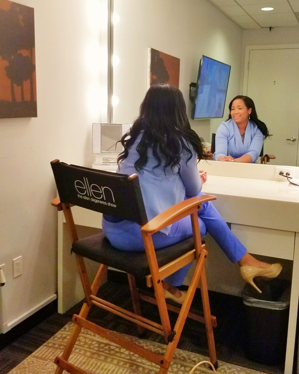 elvelynab's tweet photo. @TheEllenShow #ellen #California #EllenDeGeneres #sisters #surprise #graduates #Masters #Burbank https://t.co/MFO0PDzz1a