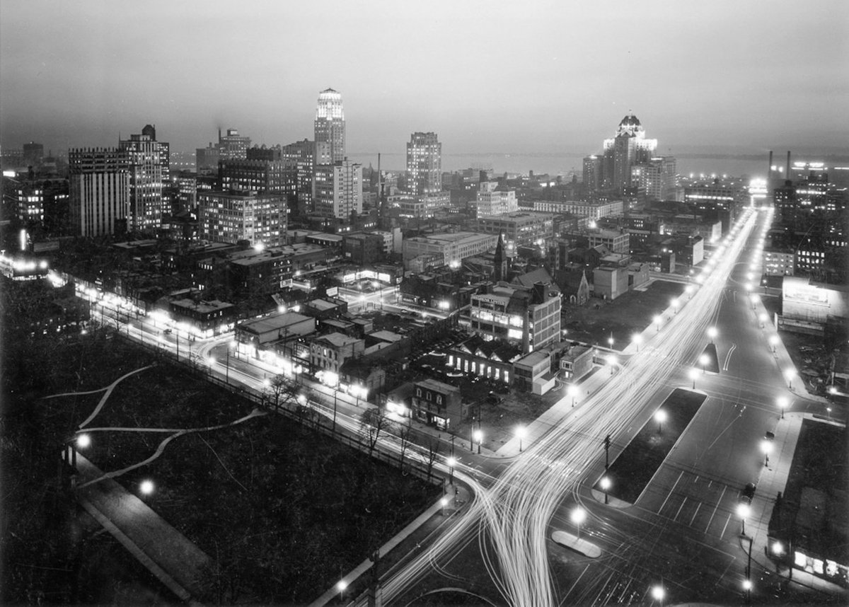 A look back at unreal vintage photos of #Toronto at night bit.ly/2CJuoHf