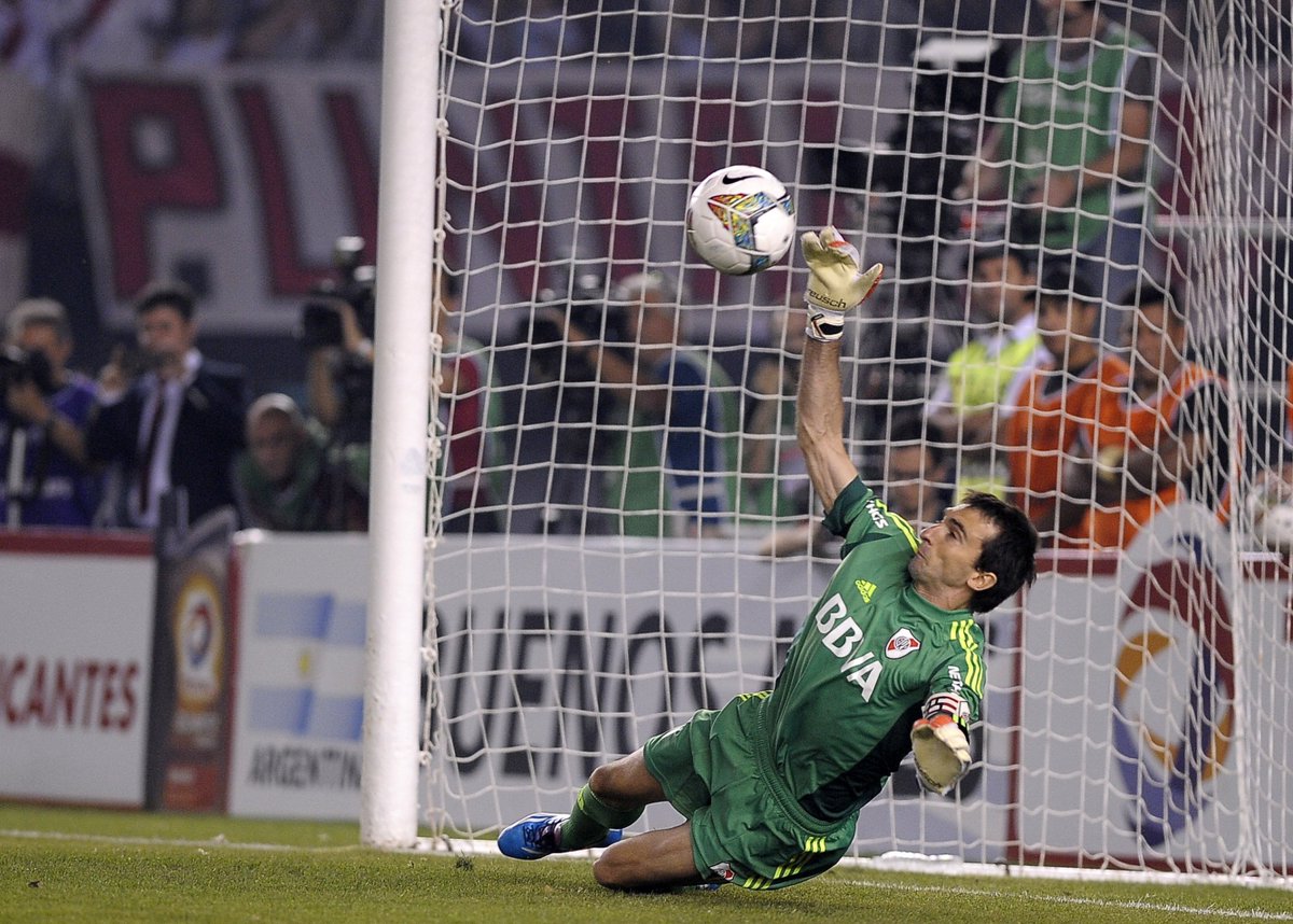 SC_ESPN's tweet photo. Hoy, Marcelo Barovero cumple 34 años de vida y lo saludamos recordando el partido que marcó su carrera: el penal atajado a Gigliotti en la victoria contra Boca en la Sudamericana 2014. ¡Felicidades, Trapito! https://t.co/I1dBrYjQxU