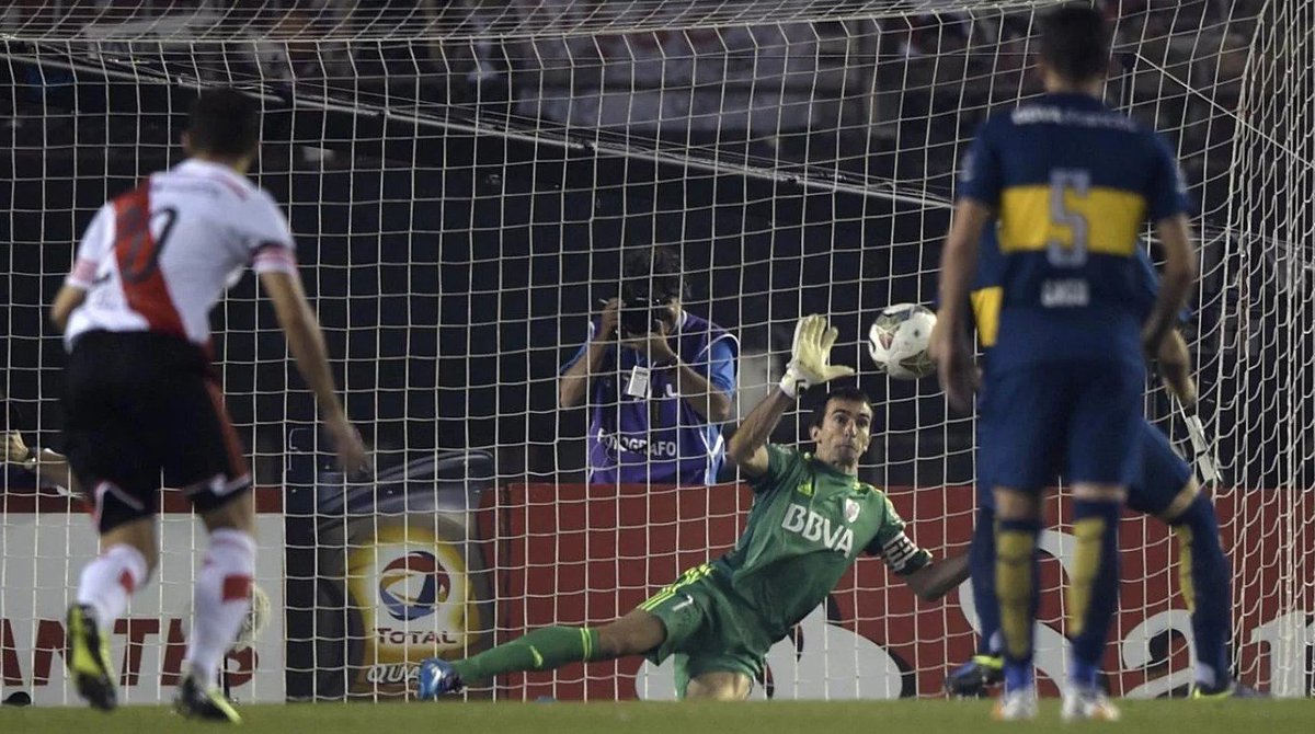 SC_ESPN's tweet photo. Hoy, Marcelo Barovero cumple 34 años de vida y lo saludamos recordando el partido que marcó su carrera: el penal atajado a Gigliotti en la victoria contra Boca en la Sudamericana 2014. ¡Felicidades, Trapito! https://t.co/I1dBrYjQxU