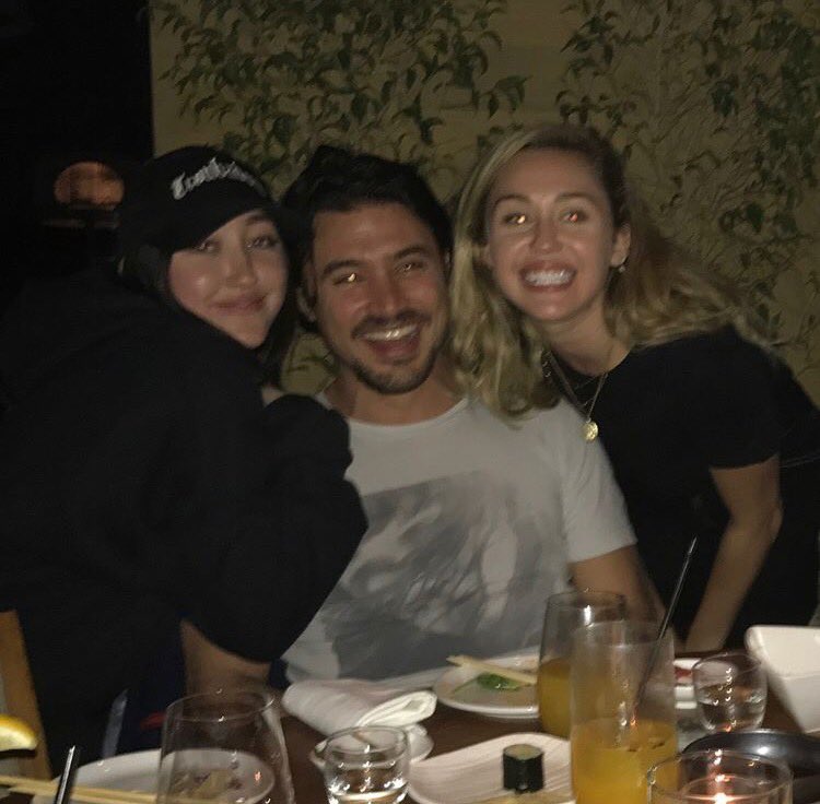 noahcyrus's tweet photo. Sing to me Paolo @yanigellman @MileyCyrus https://t.co/vRilR50GGm