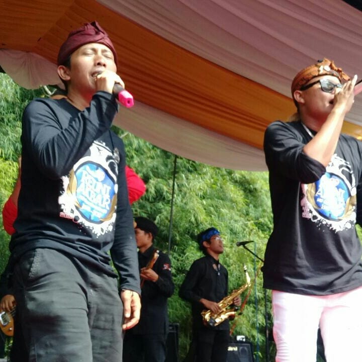 ulfa_prikitiw's tweet photo. Nyanyi bareng @newsuleprikitiw @YujengH 😃😃
#reunismp #sulechannel https://t.co/q0DpQZ8H1C