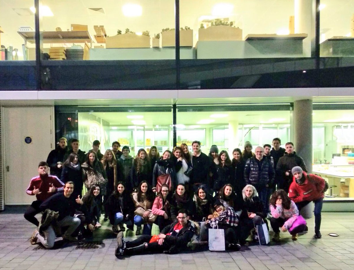 esi_valladolid's tweet photo. #viajesmolones #ESI #Sketchmodel shop #Fosterandpartners #fotodegrupo #design #designers https://t.co/5dCZqQoAN0