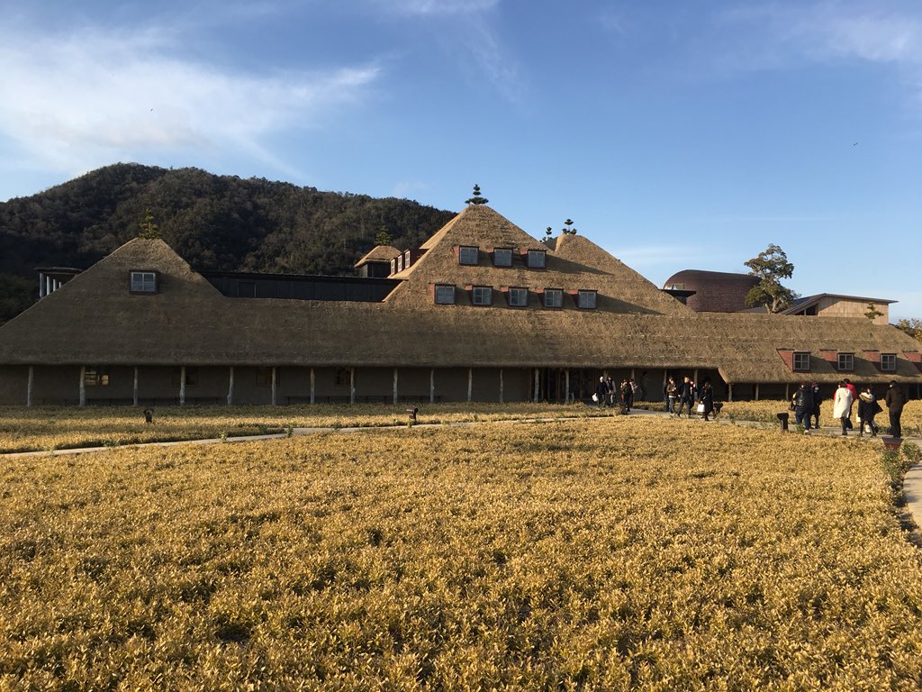imasusugi's tweet photo. 「ラコリーナに行ってみてください」

って、我らプロジェクトにお声をかけていただいた担当者の方からおススメしてもらいました。

まるで妖精が住む国のような別次元の世界がありました。

素敵だな〜
しかし、凄い人で……。
恐るべし！バームクーヘン！ https://t.co/OC6iNyvYtM