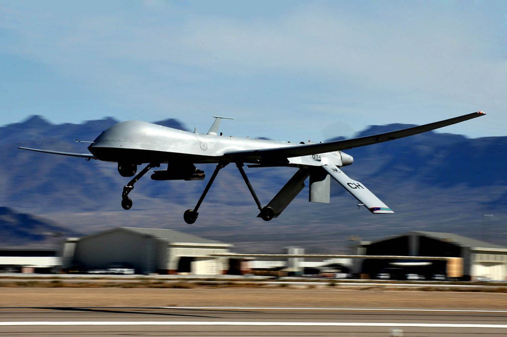 Церемония вывода беспилотных летательных аппаратов MQ-1 Predator из боевого состава ВВС США Церемония вывода беспилотных летательных аппаратов MQ-1 Predator из боевого состава ВВС США Predator, аппаратов, техники, менее, После, беспилотников, замене, операторов, обозначение, операторы, вооружения, вылетов, Reaper, управляют, задействуются, Кроме, полетах, бортовых, разведывательных, систем