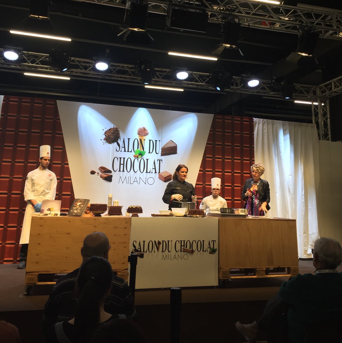 Stamattina <a href="/MonicaZacchia1/">Monica Zacchia</a> ci prepara una one bowl cake rigorosamente al cacao! #salonmi2018 #showcooking #chocoshow #ifood