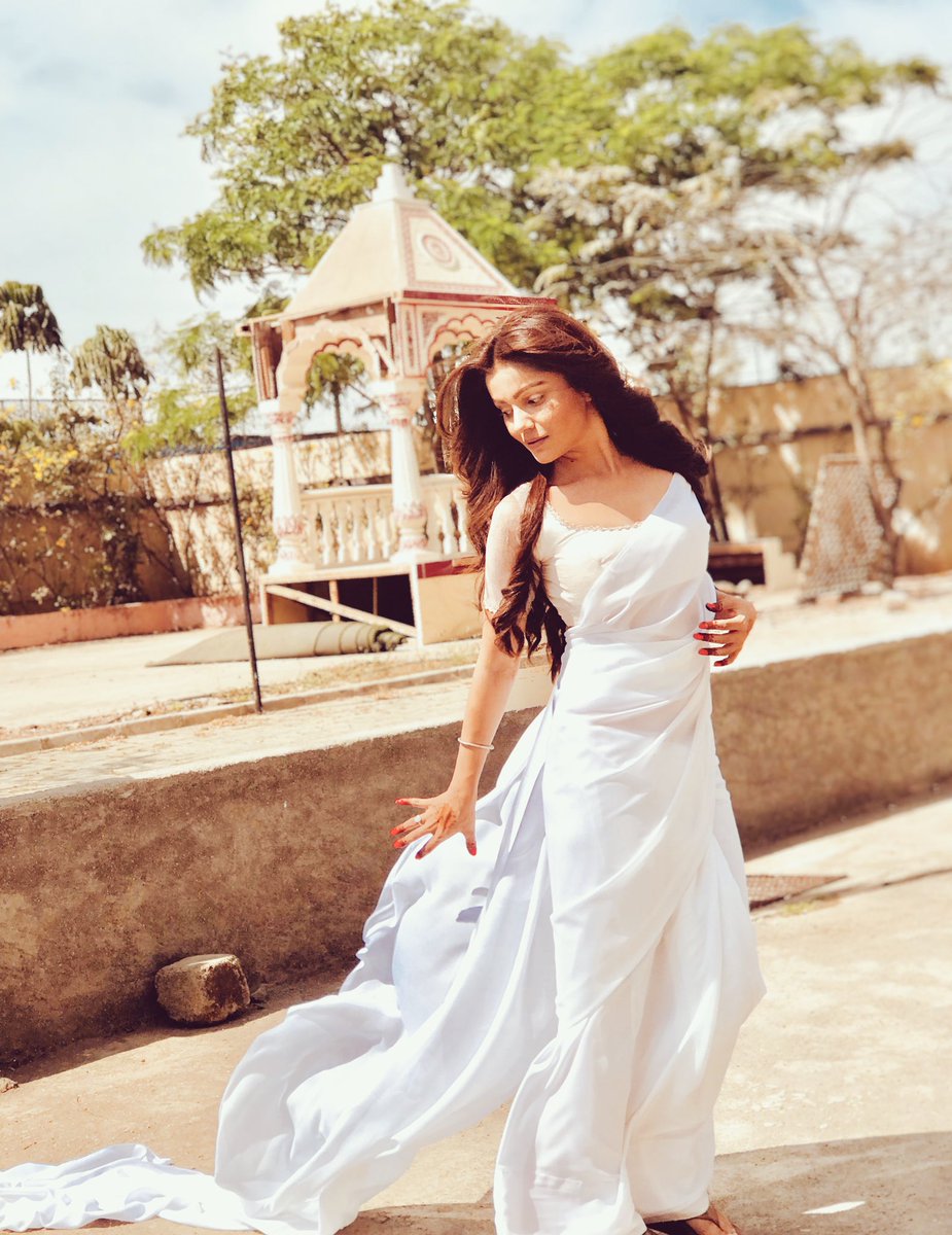 rubina dilaik white dress