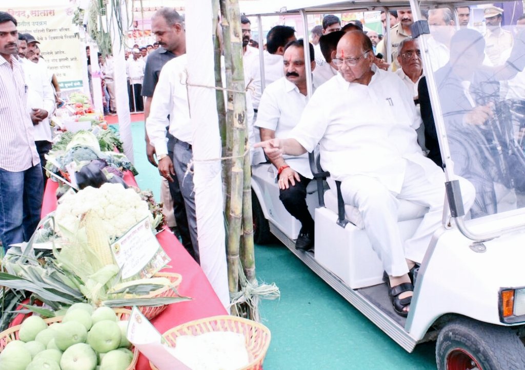 PawarSpeaks's tweet photo. लोणंद कृषिमहोत्सवात झालेल्या नागरी सत्कारामुळे भारावून गेलो आहे. आपल्याकडून भरभरून मिळालेले प्रेम हा माझा बहुमान आहे. ४० वर्षांपूर्वी ७८ साली लोणंदमध्ये पहिलं कृषी प्रदर्शन भरलं होतं. आज माझ्या संसदीय कारकीर्दीची ५० वर्षे पूर्ण होताना मी इथे उपस्थित आहे हा विलक्षण योगायोग आहे. https://t.co/JNqBipj2Lk
