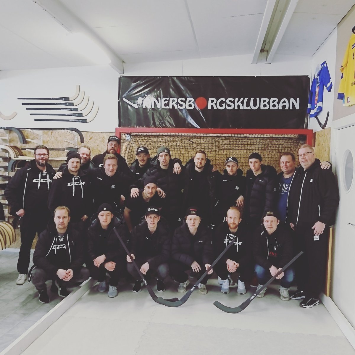 Förmiddagskaffe med goa gubbar. Vi tackar <a href="/SAIKbandy/">Sandvikens AIK Bandy</a> för besöket! #svbandy