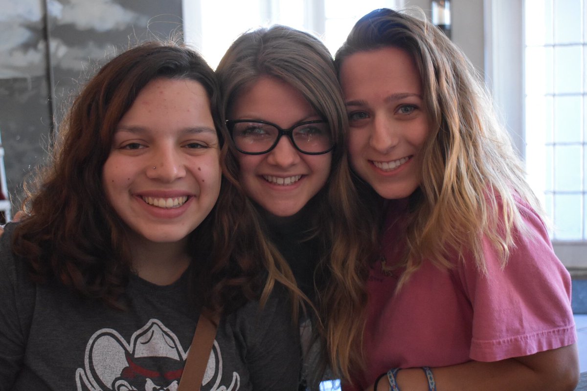 ameliaandlacey's tweet photo. HAPPY BIRTHDAY TO OUR PAL ABBY!! You’re a fun silly cool girl!! https://t.co/MZUUHvMMZo