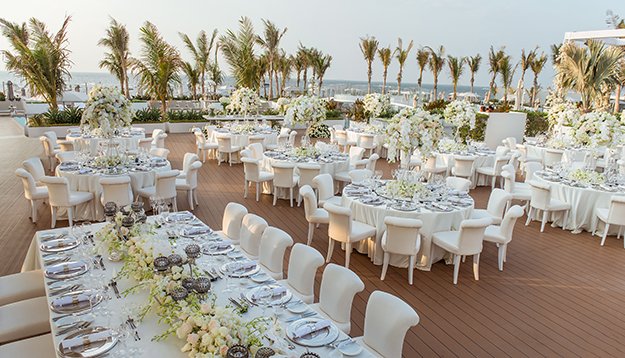 EventchicD's tweet photo. Decorated with special made centerpieces along with white and off-white flowers with a tinge of green flowing across the table. https://t.co/BaVEr5rTVG