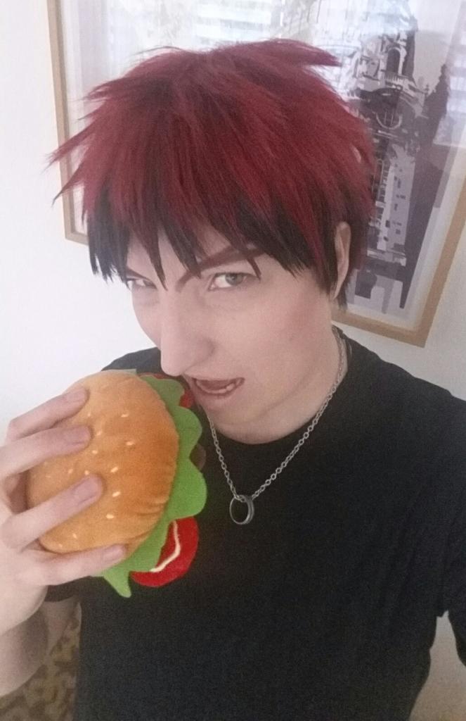 _KAIT0_'s tweet photo. Heute Mal wieder Kagamiiiii >D mit Burger-chan! Und der @_MEIK0_ als Riko und den shadowpandas als den Rest der Chaoten! XD #knb #dedeco #shadowpandas https://t.co/DhE6q1YZHT