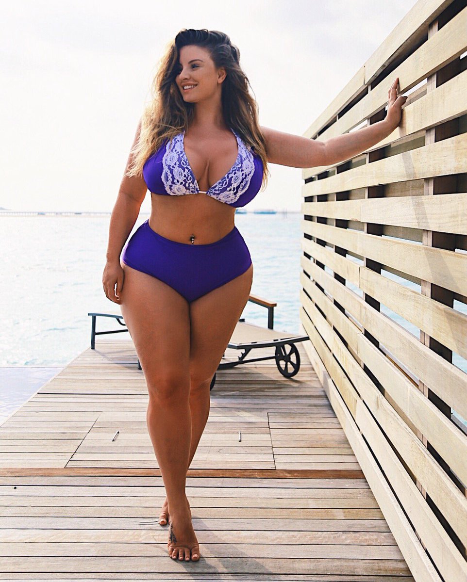 pokazivaet-klitor-samie-ogromnie-formi-devushek-paren-paren