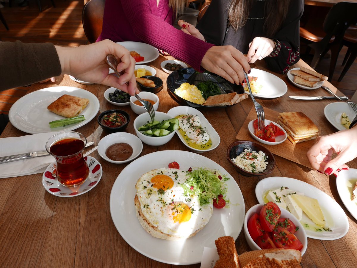 Pazar Günü kahvaltısız olmazdiyenlere ☕️🍳🍯#thehousecafemavibahçe #izmir #kahvaltıaşkı