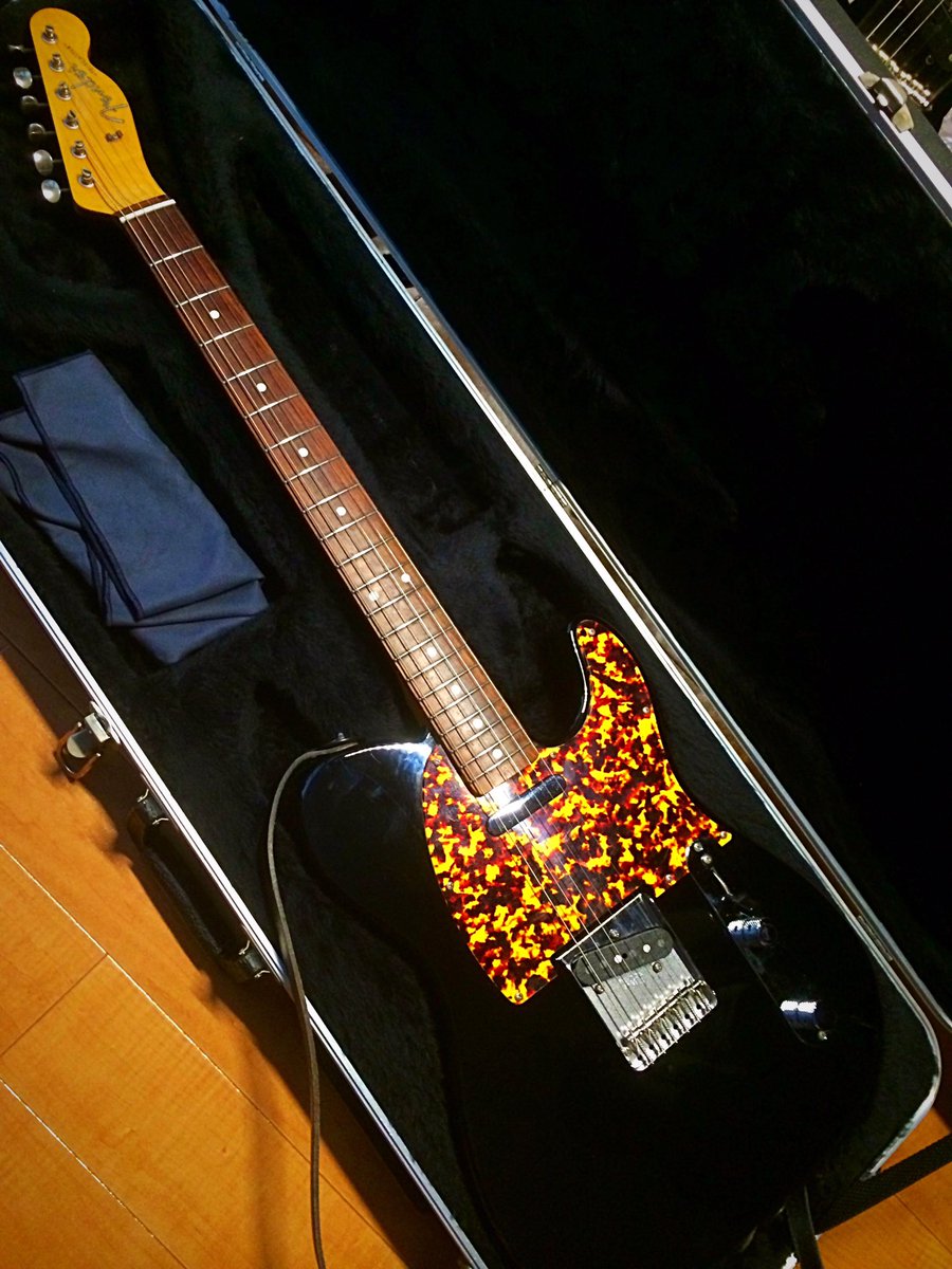 Morly Ramone なんか オークションに突然アベフトシご本人のハードケースが高額出品されて複雑な気持ちで注目しておりますがw そんなアベヲタなオイラも松下工房じゃないアベモデルだけどハードケースだけは当時のskbの同じモデルだけはゆずれないこだわり