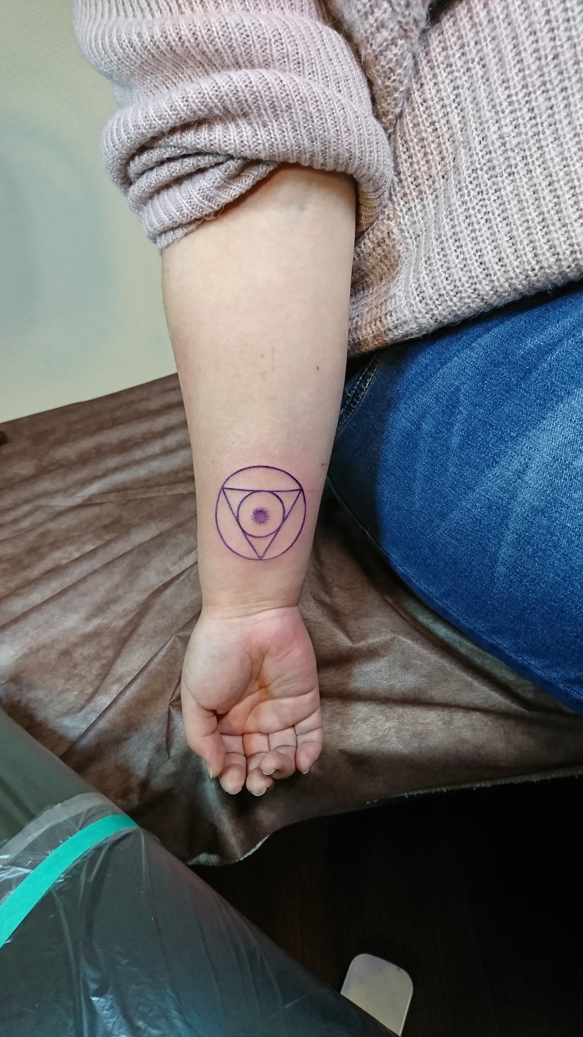 تويتر 彫季代 Horikiyo على تويتر ご夫婦で お揃いの大好きなモチーフを まずは奥さんから 初タトゥーお疲れ様です T Co P8lqgcwust