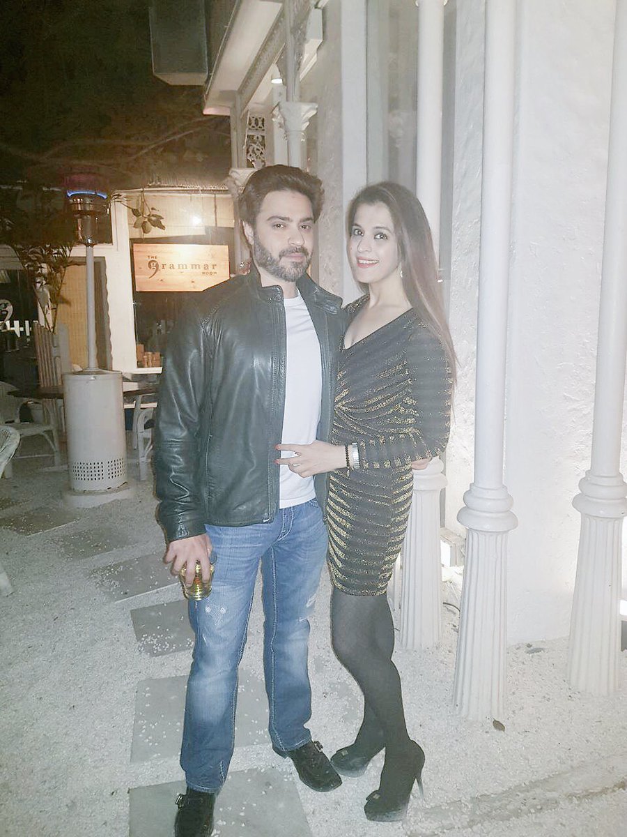Eventiquereema's tweet photo. #SatNiteGroove #placetobe #myfavorite #widmybae @olives https://t.co/Z16RUVACid