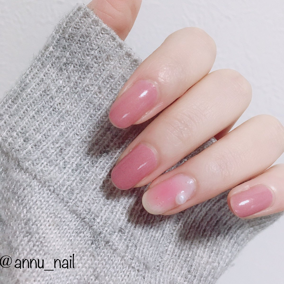 annu_nail's tweet photo. 今回はしずくネイルシールのチークを使ってネイルしましたー！💅
パーツの置き方はakikoさん(@qe_akiko)(勝手に名前出しすみません！)のを真似っこさせていただいてます💕
それ以外はducato新色の、ベリーベリースムージーを使用してます✨ https://t.co/N5Y0kn77vl