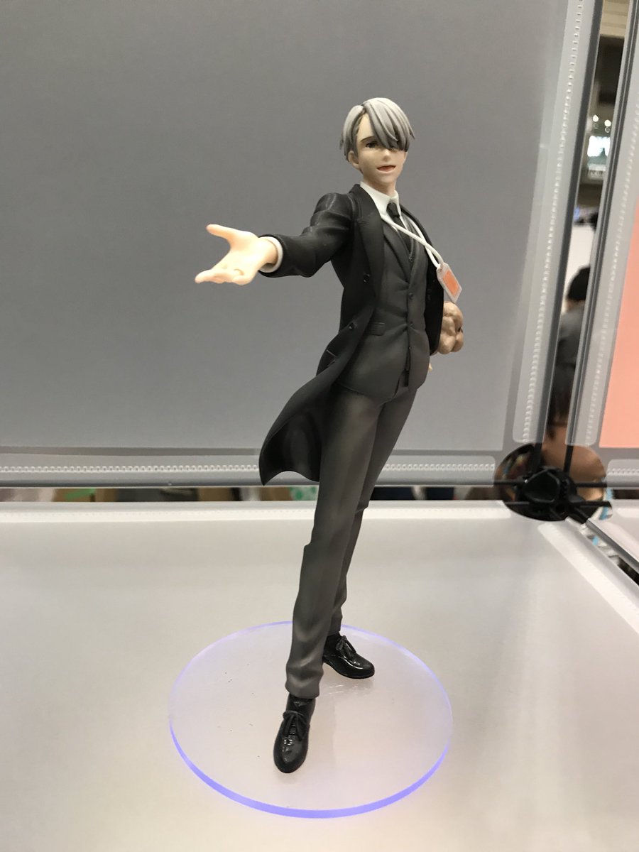 The fanmade #YuriOnIce Victor Nikiforov figurine by @mishima_2292