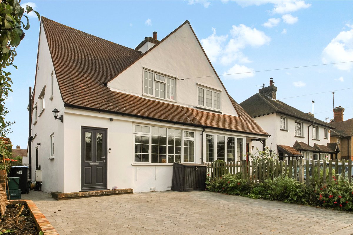 HCcommercial's tweet photo. Located close to Oxted town centre,  this chain free property features a fabulous modern kitchen that's a real focal point to the home. https://t.co/OjABvf3Sjz https://t.co/0jInbiQH2X