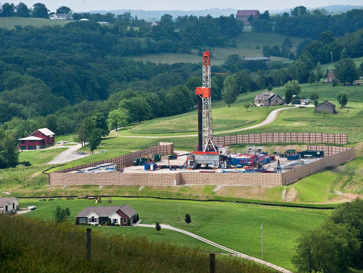 CAmmoun's tweet photo. "Ce qui gît dans ses entrailles" de Jennifer Haigh, le Germinal du #GazDeSchiste via @JM_Proust Entre agriculture et fracturation hydraulique, le nexus gaz-eau-lait. Sujet passionnant, bien traité, écriture un peu plate #BelleLecture #Littérature #CliFi photo @NatGeo Pennsylvanie https://t.co/lfeimSckO8