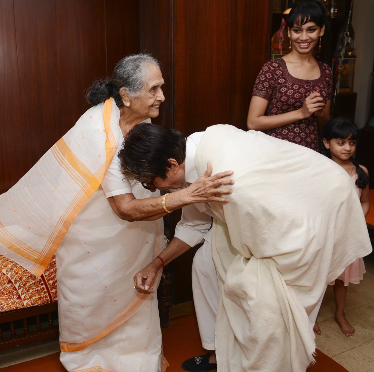 SrBachchan's tweet photo. T 2619 - 
सुलोचना जी ने मेरी माँ की भूमिका अनेक फ़िल्मों में निभाई । 
मेरी ७५ वी वर्ष गाँठ पर उन्होंने जो मुझे अपने पत्र का उपहा�� दिया, उससे मैं अभिभूत हो गया ! 
उपहार और पत्र को लिखे बहुत समय बीत गया, लेकिन मैं उसे आप सब के सामने प्रस्तुत करूँ , इन भावनाओं को मैं रोक न सका !🙏 https://t.co/4mSr1djGm5