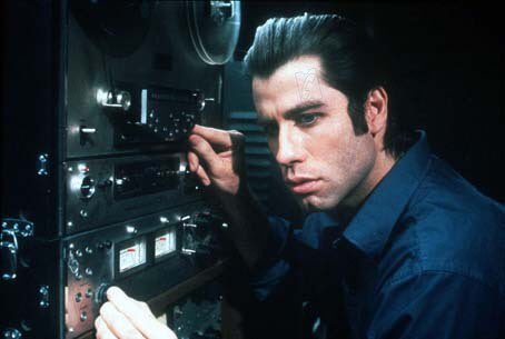 silbidos's tweet photo. Leo que hoy es el cumpleaños de John Travolta. Para celebrarlo, lejos de recomendaros volver a Grease o Pulp fiction, que están más manidas que el mango de las sartenes, propongo acudir a “Impacto”, un chulísimo y menos visto De Palma. https://t.co/CHgFdJ88qm