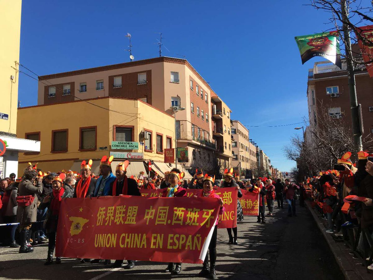 chinafm974's tweet photo. Ya llegado el año nuevo chino, en el barrio de Usara hay desfile, no se lo perdáis! @jmd_usera @chinafm974 #China #chinatown #HappyNewYear #HappyNewYear2018 #ChineseNewYear https://t.co/BXLInTEpnL