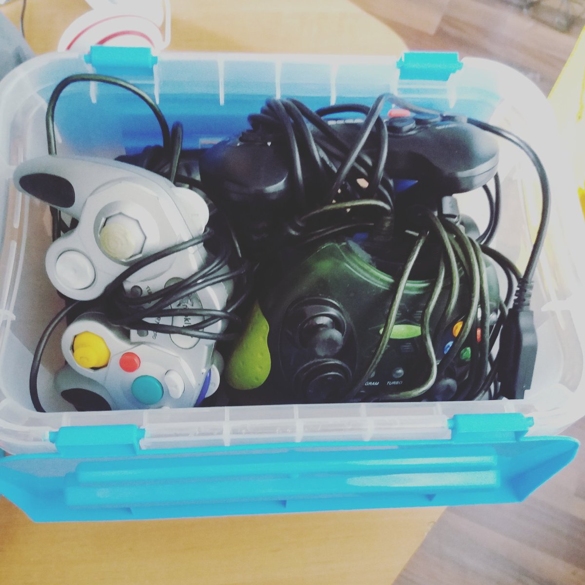 HooliNerd's tweet photo. Neulich eine große Box gekauft um Controller für 10 verschiedene Systeme zu lagern. Mein Augenmaß ist wohl nicht das beste. #FirstNerdProblems https://t.co/cV0SfvkE2T