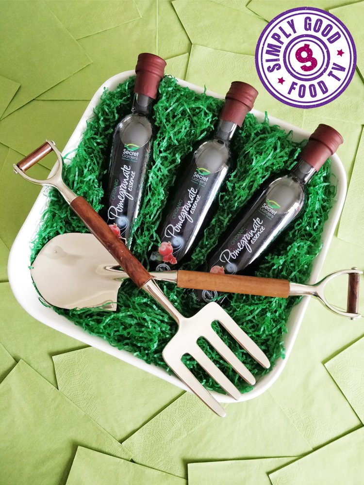 #FreebieFriday #Win a hamper with unique garden tools as salad servers, hand made family sized salad bowl &amp; Secret Gardens Organic Pomegranate Essence worth £100 to enter follow @SGNaturesPurest &amp; @sgftv &amp; re-tweet the #competition by 6pm next Friday