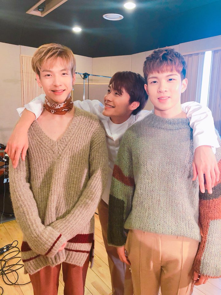 NFlyingofficial's tweet photo. [엔플라치📸] 광형: 애들아 사진찍자😁
막냉이두마리: 사..사진?😮
광형: 자 웃어😆
막냉이두마리: 웃...웃자 하핫😅

#엔플라잉 #NFlying #엔플라치 #파파라치 #뜨거운감자 🔥🥔 https://t.co/wEwaR09Hf6