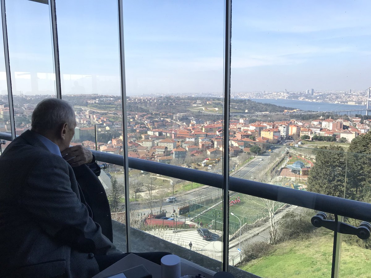 bordomavinet's tweet photo. Özkan Sümer hocamız kahvaltıda bile futbolcu izliyor 😎 https://t.co/uom8blKlWt