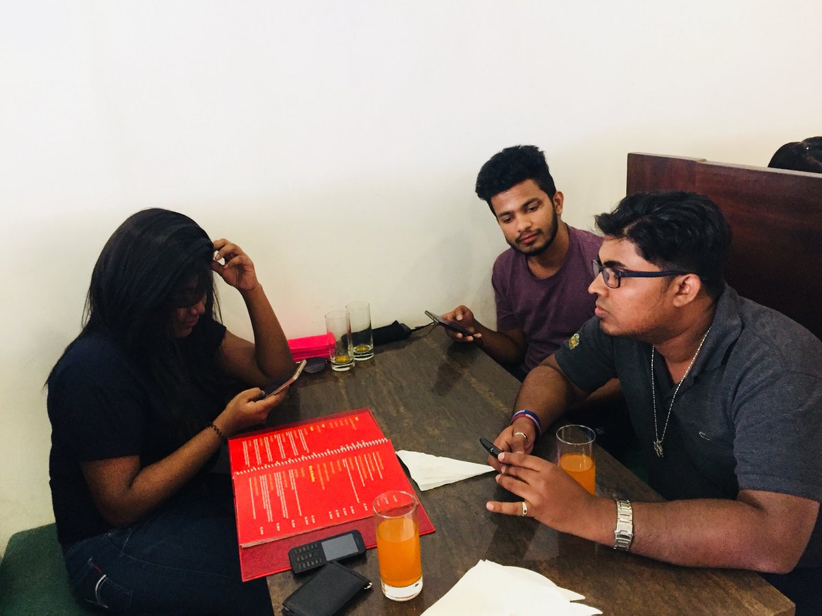 lahirunirmala's tweet photo. ඇක්සිඩන්ට් එකක් වෙලා පීපල්ස්..
ඉන්සුවරන්ස් එකට කතා කරන ගමන් https://t.co/dWIeJnlwzq