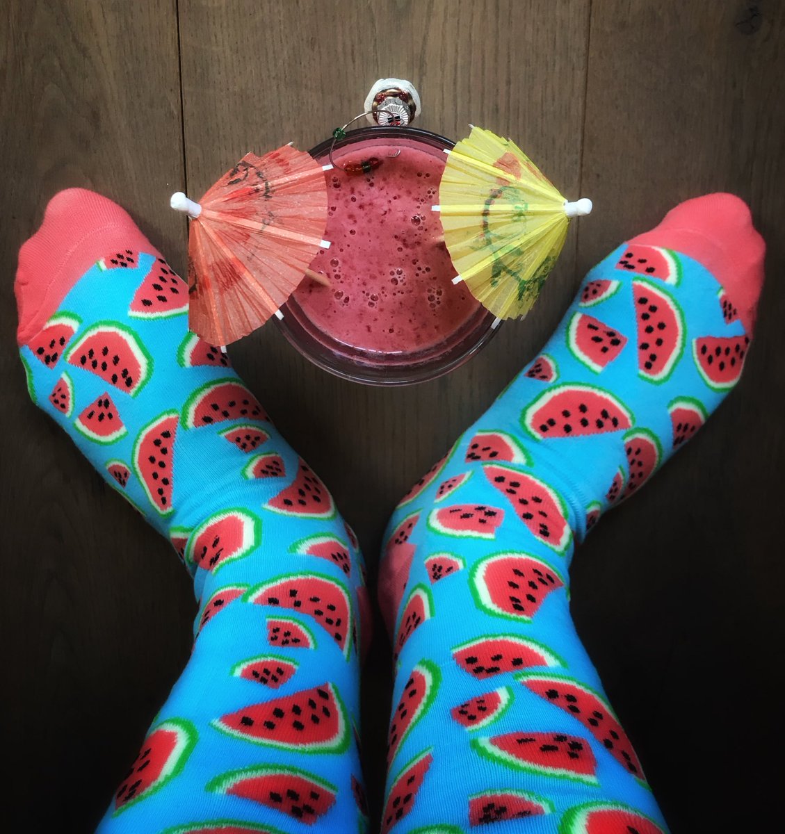 HopeSocks's tweet photo. Speciaal voor iedereen die wel wat extra vitaminen kan gebruiken. Een lekkere #socksofhope #smoothie. In de blender: frambozen, banaan, yoghurt, sinaasappelsap, citroensap en doe je vrolijkste paar sokken aan. Wedden dat je je binnen een mum beter voelt #payitforward! https://t.co/WuIKWAvZLi